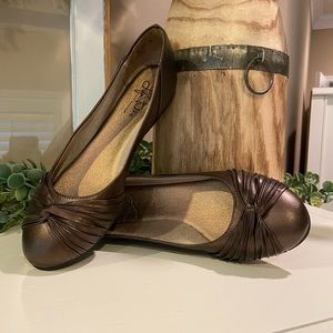 Life Stride Flats (size 8, Bronze)